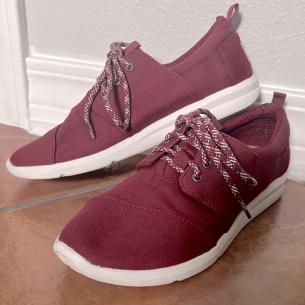 Tom’s Sneakers women’s size 7.